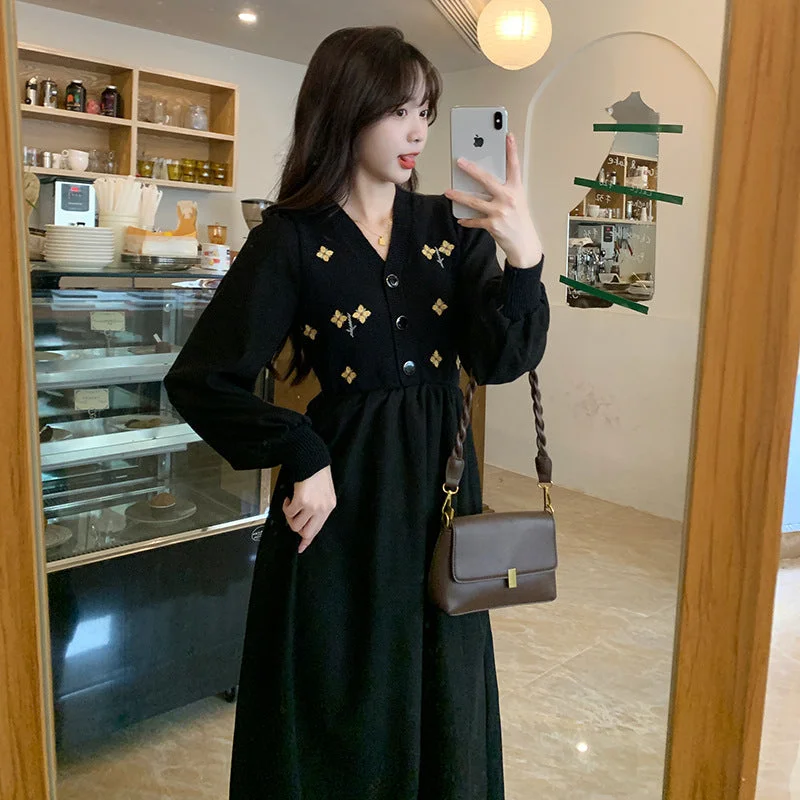 NiDELL Autumn and Winter New V-neck Knitted Stitching Flower Embroidery Vintage Dress Design Sense Fitted Waist Sweater Little Black Dress