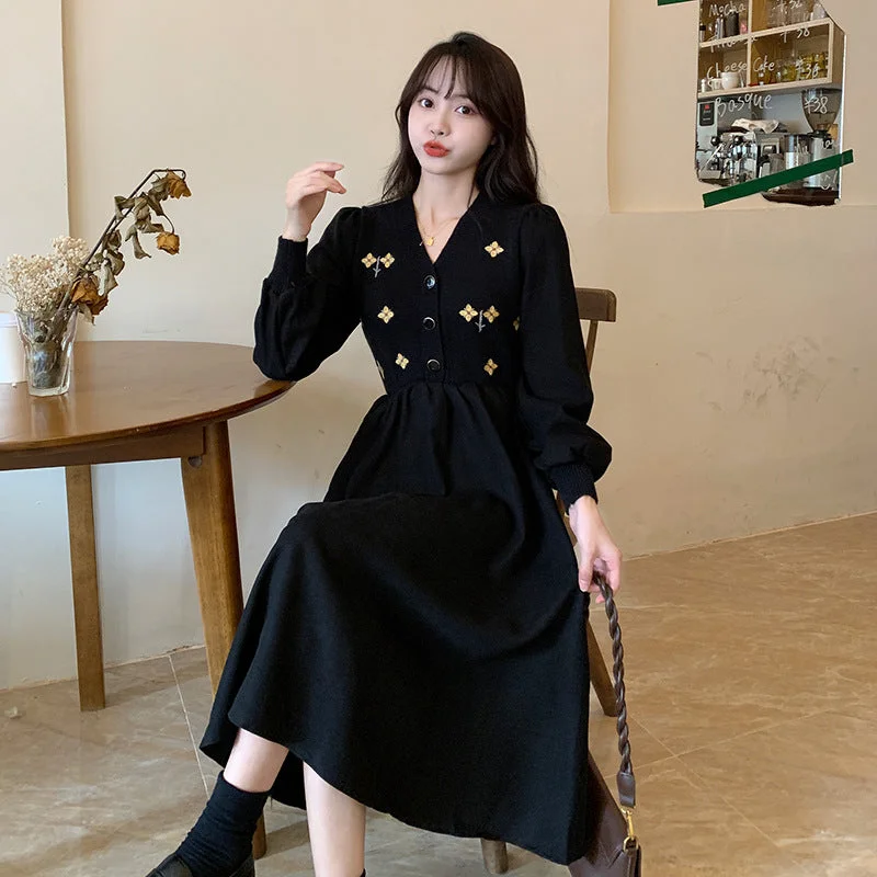 NiDELL Autumn and Winter New V-neck Knitted Stitching Flower Embroidery Vintage Dress Design Sense Fitted Waist Sweater Little Black Dress